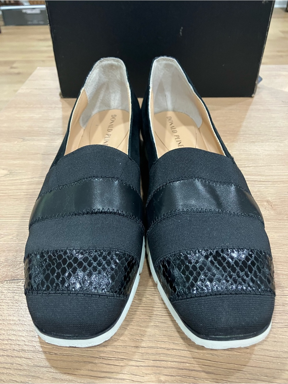 Donald Pliner black women’s flat shoes